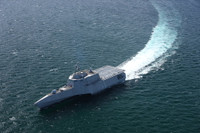 [ẢNH] Chiến hạm 3 thân Mỹ 'xé sóng' thị uy sức mạnh trên biển Đông