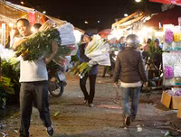 Chợ hoa Quảng An tấp nập dịp 20-10 với nhiều loại hoa lạ