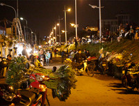 Chợ hoa Quảng An tấp nập dịp 20-10 với nhiều loại hoa lạ