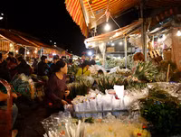 Chợ hoa Quảng An tấp nập dịp 20-10 với nhiều loại hoa lạ