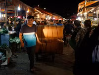 Chợ hoa Quảng An tấp nập dịp 20-10 với nhiều loại hoa lạ