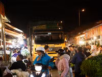 Chợ hoa Quảng An tấp nập dịp 20-10 với nhiều loại hoa lạ