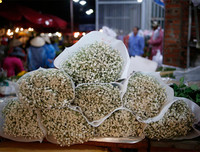 Chợ hoa Quảng An tấp nập dịp 20-10 với nhiều loại hoa lạ