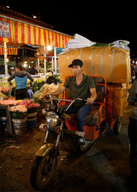 Chợ hoa Quảng An tấp nập dịp 20-10 với nhiều loại hoa lạ