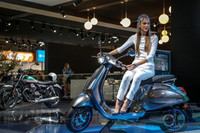 [ẢNH] Xe máy điện Vespa Elettrica về Việt Nam đắt ngang môtô