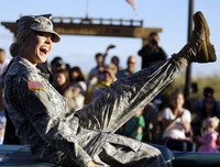 Cận cảnh những nữ quân nhân xinh đẹp và rắn rỏi các nước trên thế giới