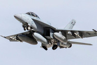 [ẢNH] Tiêm kích F/A-18 Hornet bay ngay trên đầu tổ hợp phòng không S-400 Triumf