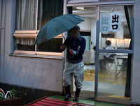 Chùm ảnh cử tri Nhật Bản đội mưa bão đi bầu cử hạ viện