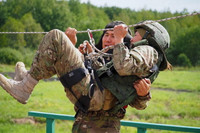 [ẢNH] Nữ chiến sĩ quân y Việt Nam tranh tài tại nội dung Sơ cứu chiến trường