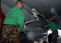 [ẢNH] ‘Soi’ sức mạnh tiêm kích hạm F/A-18E/F Mỹ đang nhào lộn trên biển Đông