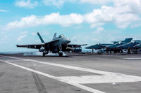 [ẢNH] ‘Soi’ sức mạnh tiêm kích hạm F/A-18E/F Mỹ đang nhào lộn trên biển Đông