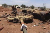 [ẢNH] Phận bi tráng của chiến tăng T-55MV Syria trên cánh đồng chết Idlib