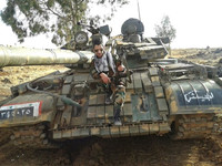 [ẢNH] Phận bi tráng của chiến tăng T-55MV Syria trên cánh đồng chết Idlib