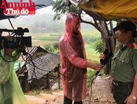 Đoàn công tác Báo ANTĐ chia sẻ với bà con trong vụ vùi lấp đất đá ở Tân Lạc, Hòa Bình