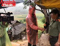 Đoàn công tác Báo ANTĐ chia sẻ với bà con trong vụ vùi lấp đất đá ở Tân Lạc, Hòa Bình