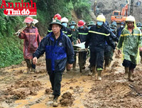 Đoàn công tác Báo ANTĐ chia sẻ với bà con trong vụ vùi lấp đất đá ở Tân Lạc, Hòa Bình