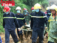 Đoàn công tác Báo ANTĐ chia sẻ với bà con trong vụ vùi lấp đất đá ở Tân Lạc, Hòa Bình