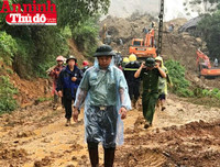 Đoàn công tác Báo ANTĐ chia sẻ với bà con trong vụ vùi lấp đất đá ở Tân Lạc, Hòa Bình