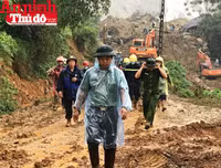 Đoàn công tác Báo ANTĐ chia sẻ với bà con trong vụ vùi lấp đất đá ở Tân Lạc, Hòa Bình