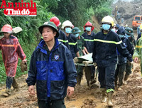 Đoàn công tác Báo ANTĐ chia sẻ với bà con trong vụ vùi lấp đất đá ở Tân Lạc, Hòa Bình