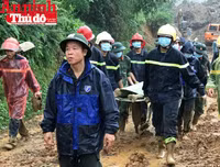 Đoàn công tác Báo ANTĐ chia sẻ với bà con trong vụ vùi lấp đất đá ở Tân Lạc, Hòa Bình