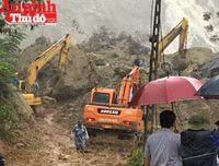 Đoàn công tác Báo ANTĐ chia sẻ với bà con trong vụ vùi lấp đất đá ở Tân Lạc, Hòa Bình