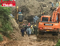 Đoàn công tác Báo ANTĐ chia sẻ với bà con trong vụ vùi lấp đất đá ở Tân Lạc, Hòa Bình