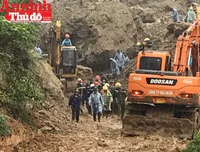 Đoàn công tác Báo ANTĐ chia sẻ với bà con trong vụ vùi lấp đất đá ở Tân Lạc, Hòa Bình