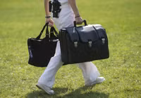 [ẢNH] Bí ẩn chiếc vali hạt nhân luôn theo sát Tổng thống Mỹ