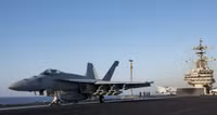 [ẢNH] Mỹ mất 4 chiếc F/A-18 vì cú hạ cánh lỗi của E-2D trên tàu sân bay đang răn đe Iran