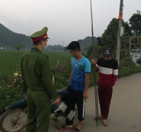 [Ảnh] Công an xã chính quy tuần tra đường làng ngõ xóm, nhắc nhở người dân đeo khẩu trang