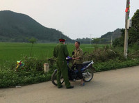 [Ảnh] Công an xã chính quy tuần tra đường làng ngõ xóm, nhắc nhở người dân đeo khẩu trang