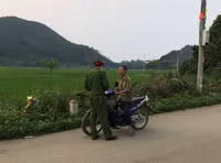 [Ảnh] Công an xã chính quy tuần tra đường làng ngõ xóm, nhắc nhở người dân đeo khẩu trang