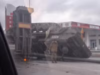 [ẢNH] Sau T-72B và Pantsir-S1, đến lượt pháo tự hành 2S7 Pion Nga đổ lật nhào khi hành quân