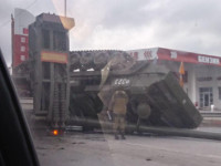 [ẢNH] Sau T-72B và Pantsir-S1, đến lượt pháo tự hành 2S7 Pion Nga đổ lật nhào khi hành quân