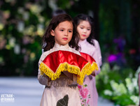 Hoa hậu Myanmar toả sáng trên sàn diễn với áo dài của Kenny Thái