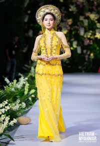Hoa hậu Myanmar toả sáng trên sàn diễn với áo dài của Kenny Thái