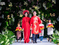 Hoa hậu Myanmar toả sáng trên sàn diễn với áo dài của Kenny Thái