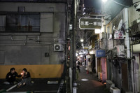 [ẢNH] Chật chội hơn phố cổ Hà Nội: 300 nhà hàng trong khu phố rộng chỉ bằng nửa sân bóng ở Nhật Bản