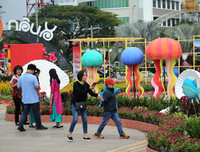 Nô nức rủ nhau dạo đường hoa bên sông Hàn đón Tết