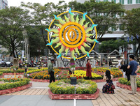 Nô nức rủ nhau dạo đường hoa bên sông Hàn đón Tết