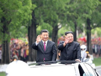 [ẢNH] Hàng trăm nghìn người Triều Tiên đổ ra đường chào đón ông Tập Cận Bình