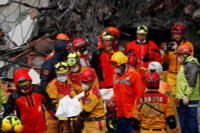 Chạy đua với thời gian tìm kiếm người mất tích trong trận động đất tại Đài Loan