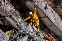 Chạy đua với thời gian tìm kiếm người mất tích trong trận động đất tại Đài Loan