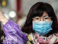 [ẢNH] Đề phòng mắc nCoV, du khách không rời khẩu trang y tế khi du xuân