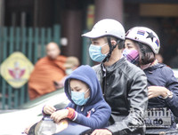 [ẢNH] Đề phòng mắc nCoV, du khách không rời khẩu trang y tế khi du xuân