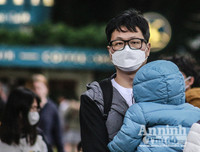 [ẢNH] Đề phòng mắc nCoV, du khách không rời khẩu trang y tế khi du xuân