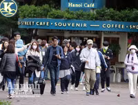 [ẢNH] Đề phòng mắc nCoV, du khách không rời khẩu trang y tế khi du xuân