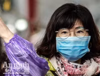 [ẢNH] Đề phòng mắc nCoV, du khách không rời khẩu trang y tế khi du xuân