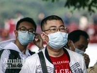 [ẢNH] Đề phòng mắc nCoV, du khách không rời khẩu trang y tế khi du xuân